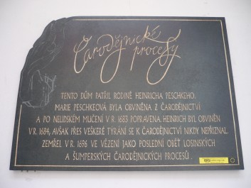 Deska na Geschaderově domě Foto: Eva Chytkov&aacute;, Topzine.cz
