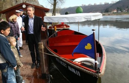 Pavel B&eacute;m u př&iacute;vozu, Zdroj: prazskeprivozy.cz