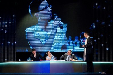 Porota Porota (zleva Martiňák, Gábina Partyšová, Jan Čenský) a moderátor večera Vladimír Hron
