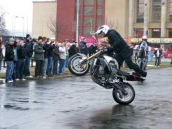 Světová kaskadérská show Zdroj: www.crazyday.cz