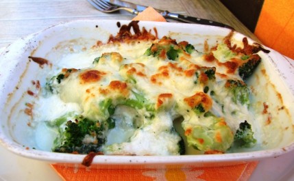 Zapečená brokolice se sýrovou omáčkou, Foto: Jana Samcová, Topzine.cz