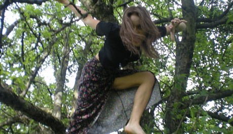 Žena na stromě