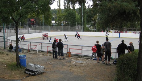 Utkání hokejbalu na pražské Palmovce
