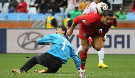 Foto: Portugalec Ronaldo dává branku do sítě Severní Koreje