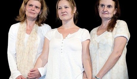 FOTO: Zuzana Bydžovská, Tereza Gübelová a Eva Holubová v inscenaci Druhý břeh