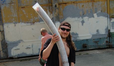 FOTO: Sběrač kelímků na pivo