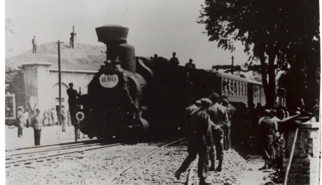Parní lokomotiva Ilustrační foto-příjezd vlaku do pevnosti Terezín