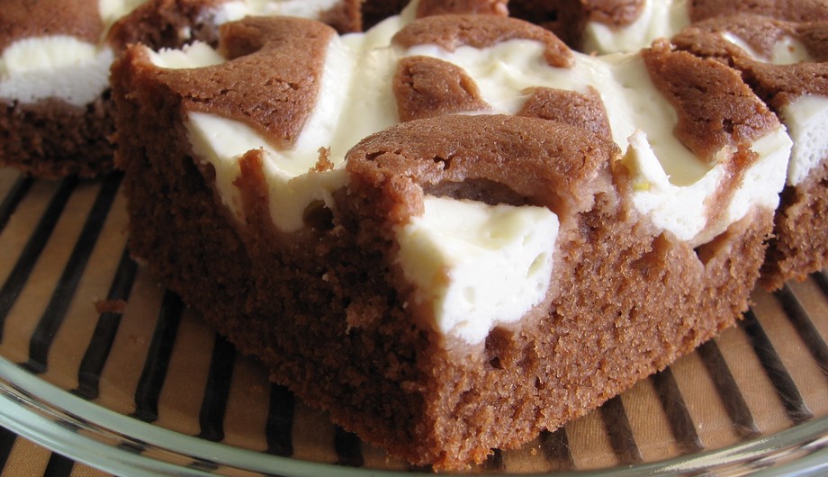 Recept: Dvoubarevná tvarohová buchta - TOPZINE.cz