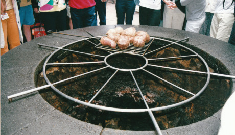 FOTO: přírodní grilování nad sopečnou průrvou