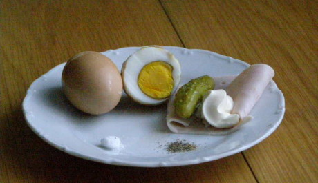 vejce, kyselá okurka, šunka, majonéza, sůl, pepř
