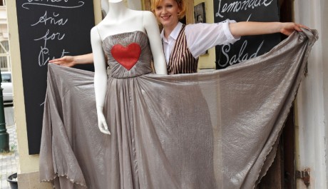 FOTO: Róba v holubičí šedi s rudým srdcem na hrudi od Ani