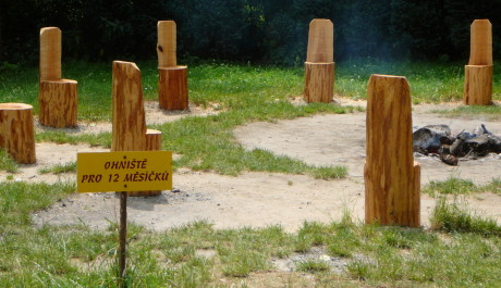 FOTO: Ohniště 12-ti měsíčků