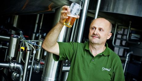 FOTO: Sládek Pivovaru Chotěboř Oldřich Záruba ve varně pivovaru