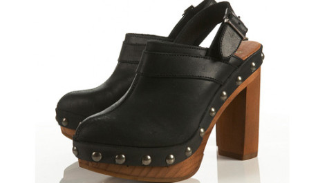 Černé dřeváky z Topshop s páskem přes patu