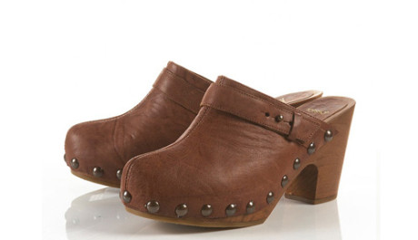 FOTO: Hněd&eacute; dřev&aacute;ky na n&iacute;zk&eacute;m podpatku z Topshop