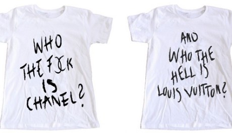 FOTO:Trika s potisky o značk&aacute;ch