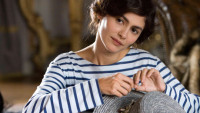 FOTO: Audrey Tautou jako Coco Chanel, která na sobě má pruhované tričko