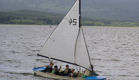 FOTO: Na př&iacute;městsk&yacute;ch t&aacute;borech se děti uč&iacute; i plachtit, pokud to počas&iacute; dovol&iacute;.