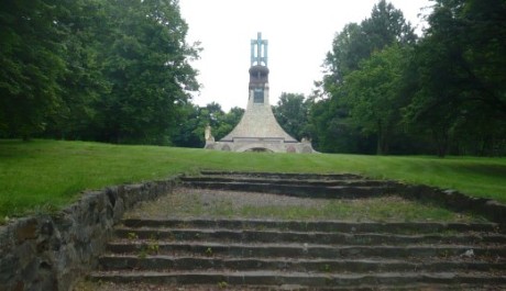 Mohyla m&iacute;ru u Prace