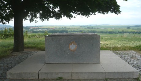 N&aacute;vr&scaron;&iacute; Žur&aacute;ň s pam&aacute;tn&iacute;kem bitvy