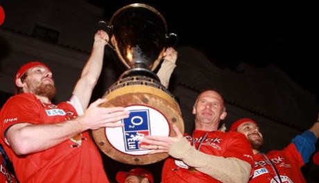 Hráči Pardubic s pohárem pro mistra ligy