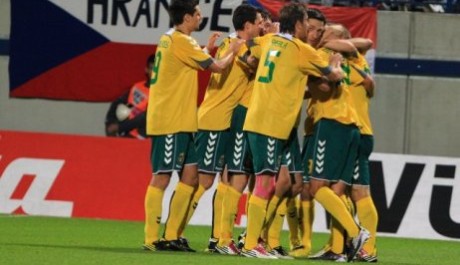 Litevci se raduj&iacute; po v&iacute;tězn&eacute;m g&oacute;lu na hři&scaron;ti ČR