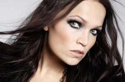 Tarja promofoto 2010, Zdroj: tarja-whatliesbeneath.com