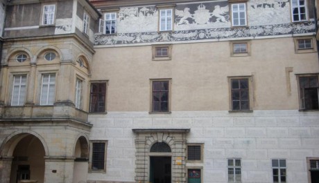 Foto: Zámecká restaurace Armonia - nádvoří před vstupem