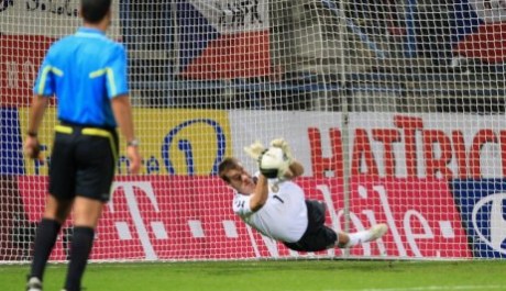 Litevsk&yacute; brank&aacute;ř chyt&aacute; penaltu Baro&scaron;ovi