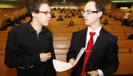 YBC Praha Martin Bernátek a Štěpán Mejzlík konzultujíci průběh květnové konference YBC v Praze.