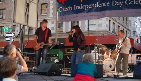 FOTO: Anna K. při vystoupení na Czech Street festivalu
