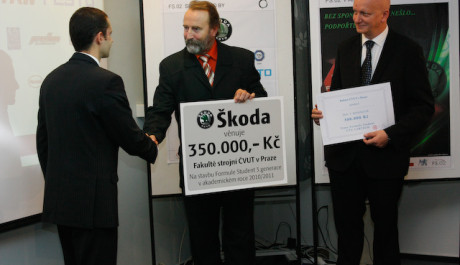 Ing. Radek Tich&aacute;nek, Ph.D., přeb&iacute;r&aacute; č&aacute;st sponzorsk&yacute;ch darů pro tento rok.