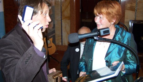 Jáchym Topol přijímá dary od náměstkyně primátora Prahy Marie Kousalíkové