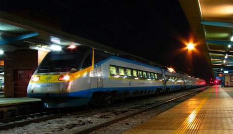 FOTO: Některé noční vlaky naberou hodinové zpoždění během pár sekund