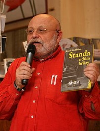 Arnošt Goldflam s knihou pro děti Standa a dům hrůzy