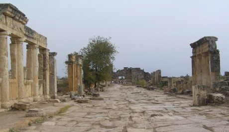 FOTO: Kolon&aacute;da v Hierapolis