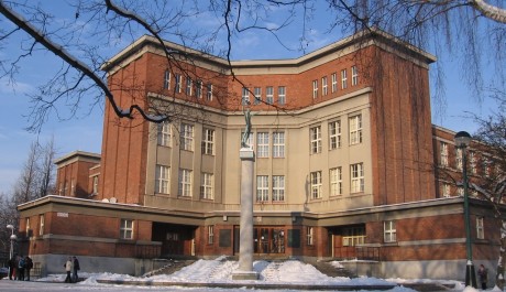 FOTO: Gymn&aacute;zium J.K.Tyla je jednou z Goč&aacute;rov&yacute;ch staveb v Hradci Kr&aacute;lov&eacute;