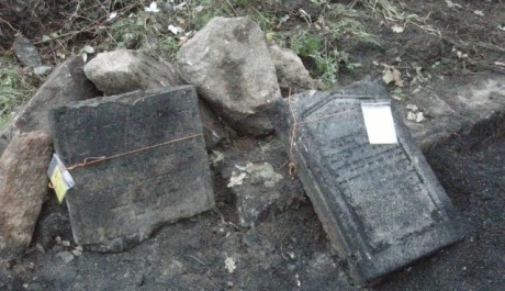 FOTO: N&aacute;hrobky s evidenčn&iacute;m č&iacute;slem