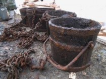 FOTO: Okovy na čerp&aacute;n&iacute; vody vyzdvižen&eacute; z hloubky 32 metrů