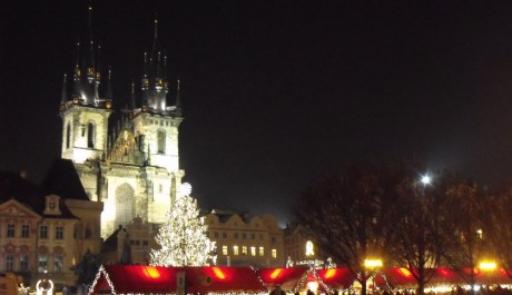 FOTO: Trhy na Staroměstsk&eacute;m n&aacute;měst&iacute; jsou l&aacute;kadlem nejen pro turisty