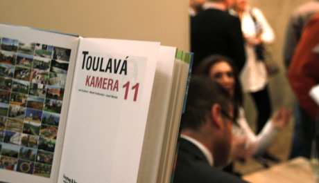 FOTO: Kniha Toulav&aacute; kamera