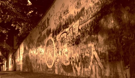 Lennonova zeď FOTO: Lennonova zeď