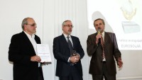 FOTO: Předseda národní sekce EUROSOLAR předává ocenění řediteli ND