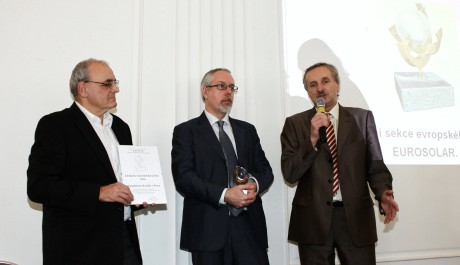 FOTO: Předseda národní sekce EUROSOLAR předává ocenění řediteli ND