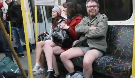 FOTO: Akce - bez kalhot v lond&yacute;nsk&eacute;m metru