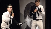 Listování Ekonomií dobra a zla: Černobílá scéna i kostýmy