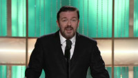 FOTO: Ricky Gervais pri moderovani Zlatych globu 2011