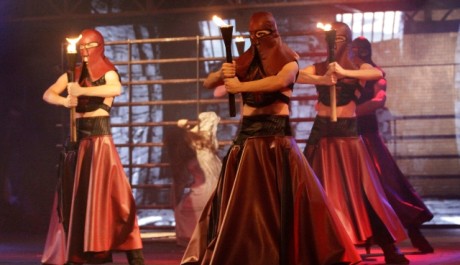 Choreografie s hořícími pochodněmi FOTO: Foto z premiérového představení muzikálu Kat Mydlář v Divadle Broadway