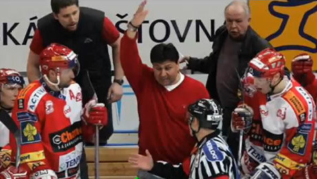 FOTO: Vladim&iacute;r Růžička diskutuje s rozhodč&iacute;m