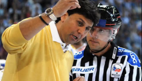 Hokejový trenér Vladimír Růžička při debatě s rozhodčím FOTO: Hokejový trenér Vladimír Růžička